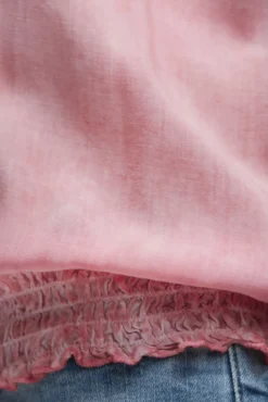 Blusentop mit gesmoktem Saum und Rückenprint beachy red