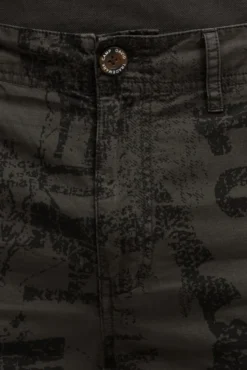 Cargo Shorts mit All Over Print dark wood