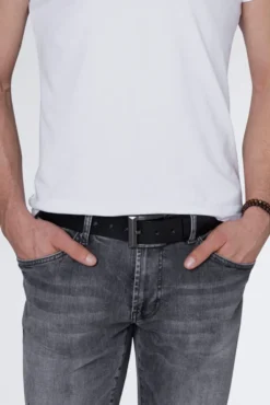 Gürtel aus Leder mit Logo auf der Metallschließe black