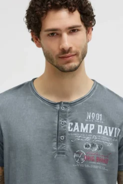 Henley-Shirt Oil Dyed mit Label Prints green shadow