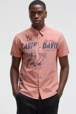 Kurzarmhemd mit Label Prints und Stickereien old peach