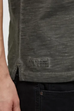 Kurzarmpolo mit V-Neck und Back-Print dark wood
