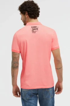 Kurzarmpolo Oil Dyed mit Logo Print neon flame
