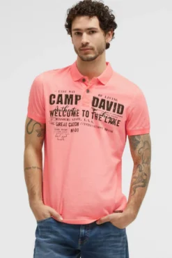 Kurzarmpolo Oil Dyed mit Logo Print neon flame