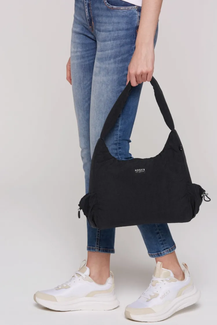 Leichte, wattierte Schultertasche black