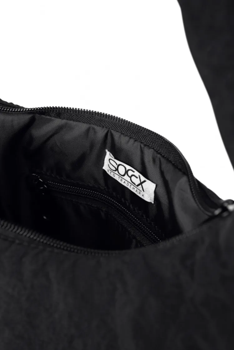 Leichte, wattierte Schultertasche black