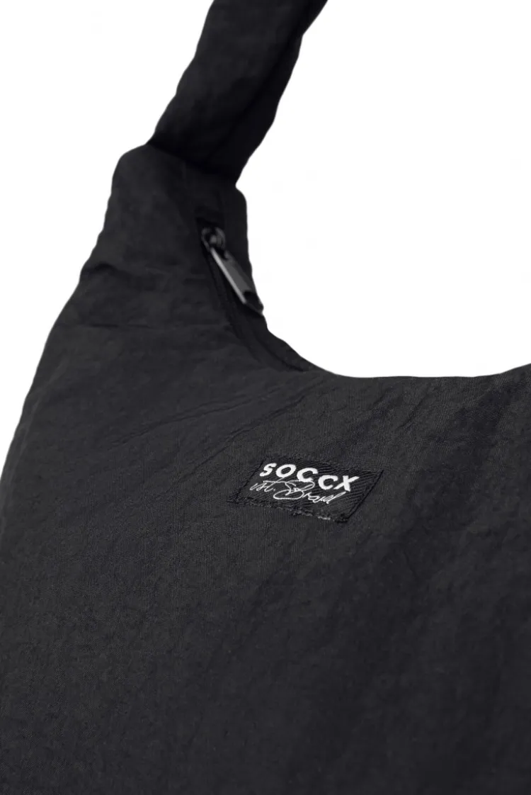 Leichte, wattierte Schultertasche black