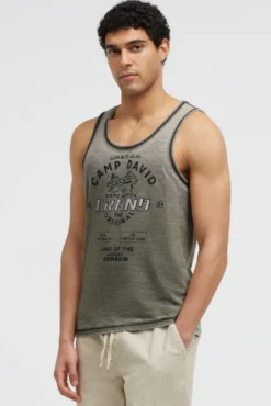 Muskelshirt mit Ausbrenner-Effekten und Print green olive