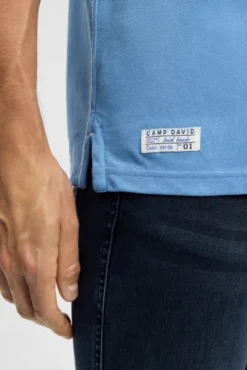 Pikee-Polo mit Label-Applikationen electric sky