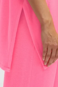 Poncho aus Flauschstrick mit Glimmer Print neon pink