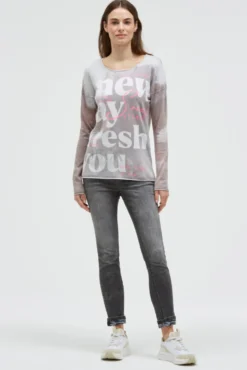 Pullover mit All Over Print und Schmucksteinen fresh grey