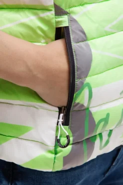 Steppweste mit Kapuze im Kragen und All Over Print neon leaf