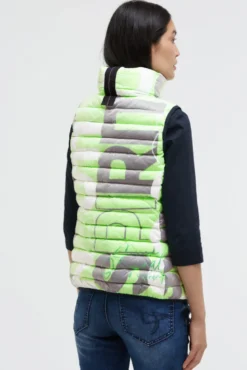 Steppweste mit Kapuze im Kragen und All Over Print neon leaf