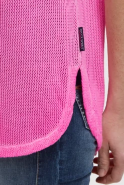 Strickshirt mit V-Ausschnitt und Backprint neon magenta