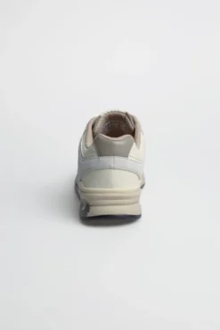 Urban Sneaker im Materialmix mit Logo-Sohle ivory