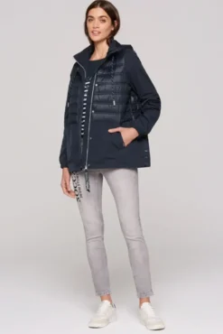Windjacke mit Kapuze im Materialmix blue navy
